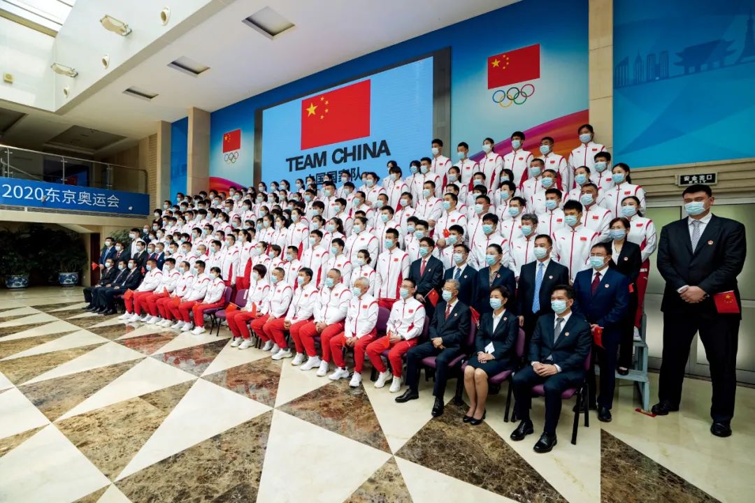来吧冠军黑人举重音乐_蹲下举重规则三秒_举重冠军规则介绍图片