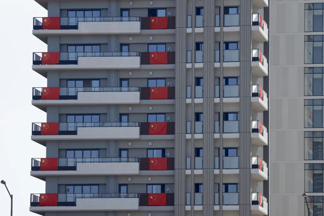 来吧冠军黑人举重音乐_蹲下举重规则三秒_举重冠军规则介绍图片