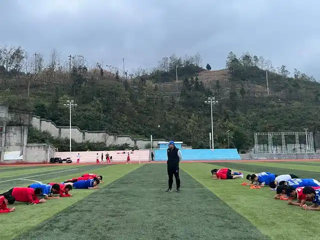 足球比赛荣获冠军_足球赛获得冠军_市赛冠军能不能授足球二级运动员
