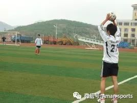 足球场规则及球员的位置_八人制足球场地规则_足球场地人员布局