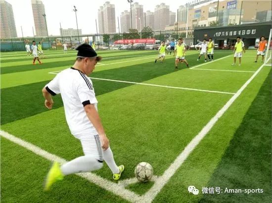 足球场地人员布局_八人制足球场地规则_足球场规则及球员的位置