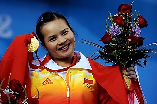 金牌员举重冠军运动女子是谁_女运动员举重冠军金牌_举重金牌女子