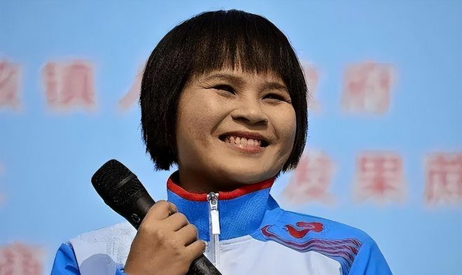 金牌员举重冠军运动女子是谁_举重金牌女子_女运动员举重冠军金牌