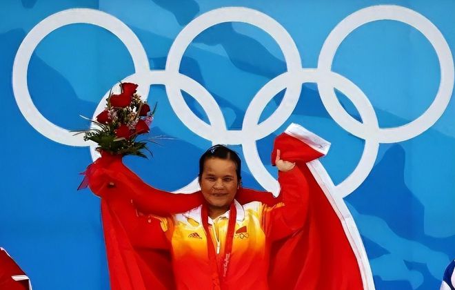 举重金牌女子_金牌员举重冠军运动女子是谁_女运动员举重冠军金牌