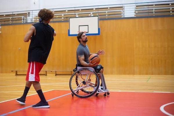 篮球技巧过人24招（篮球技巧过人24招教学 上篮）