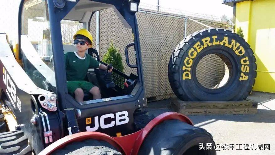 家用挖掘机_挖掘机生活_挖掘机家庭日常