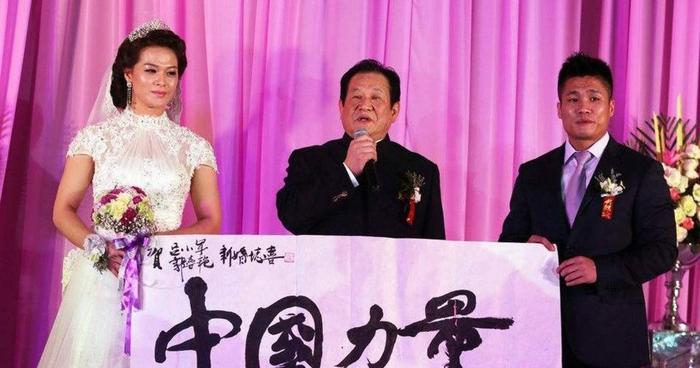 举重冠军吕小军个人资料_举重男子81公斤级吕小军_举重冠军吕小军双杠