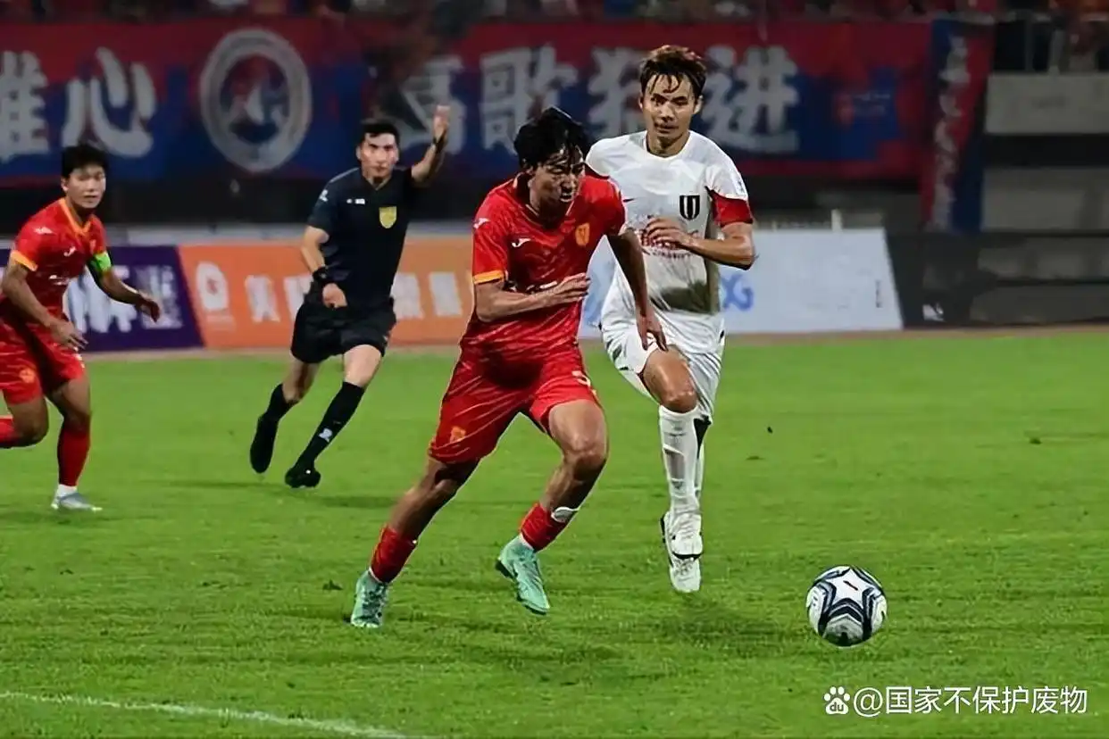 吴钩足球梅州站冠军_梅州足球之王是谁_梅州足球名将